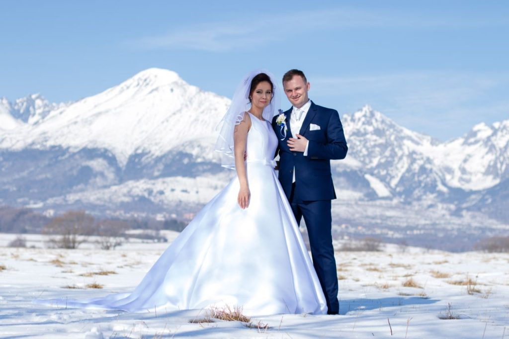 Ženích s nevestou pri portrétnom svadobnom fotení vo Veľkom Slavkove, s výhľadom na Tatry