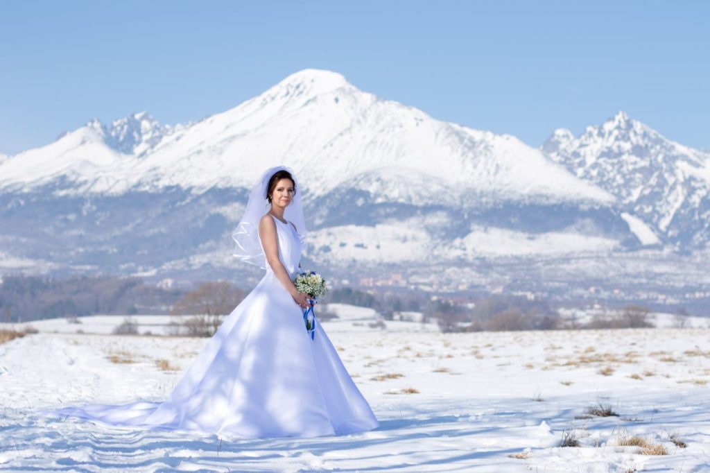 Nevesta pri portrétnom svadobnom fotení vo Veľkom Slavkove, s výhľadom na Tatry